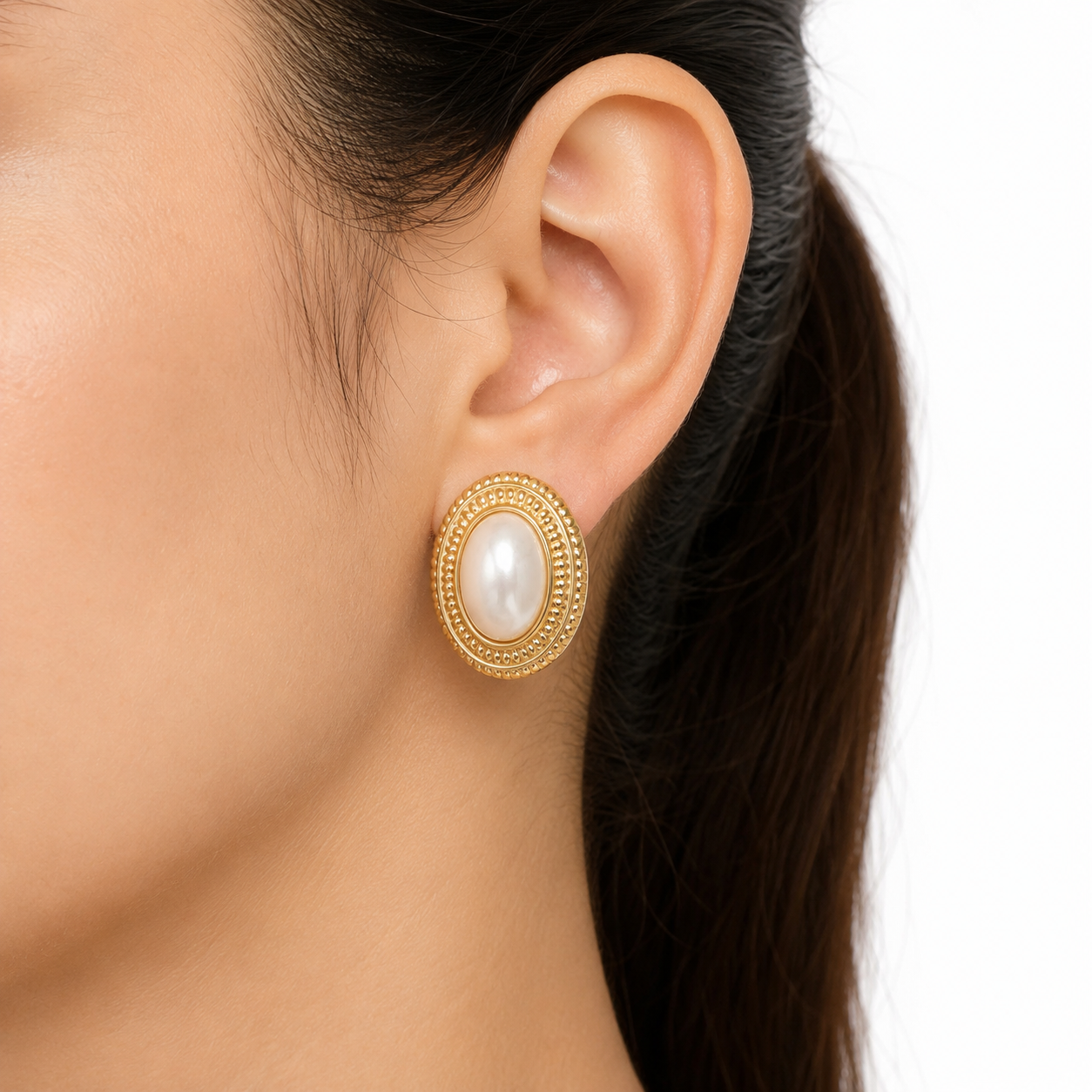 Oval-shaped stud earrings